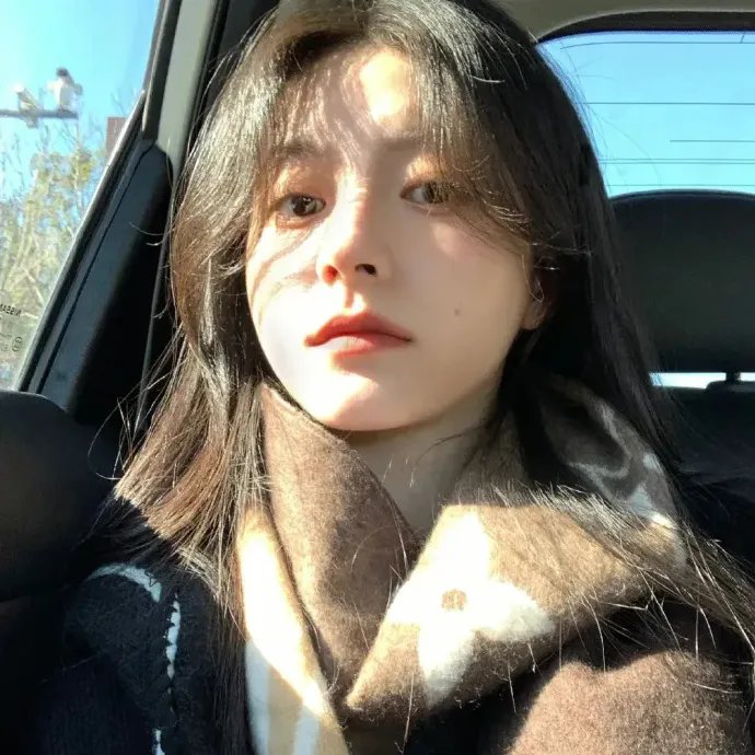 她比春色更怡人